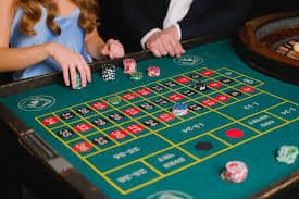 Filipino player watching phtaya16 live dealer baccarat table on mobile